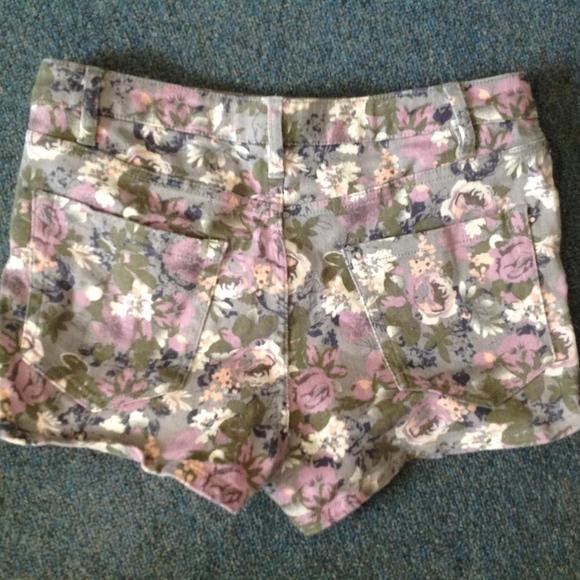 Forever 21 Gray and Purple Floral Shorts NWOT 27 - Picture 3 of 4